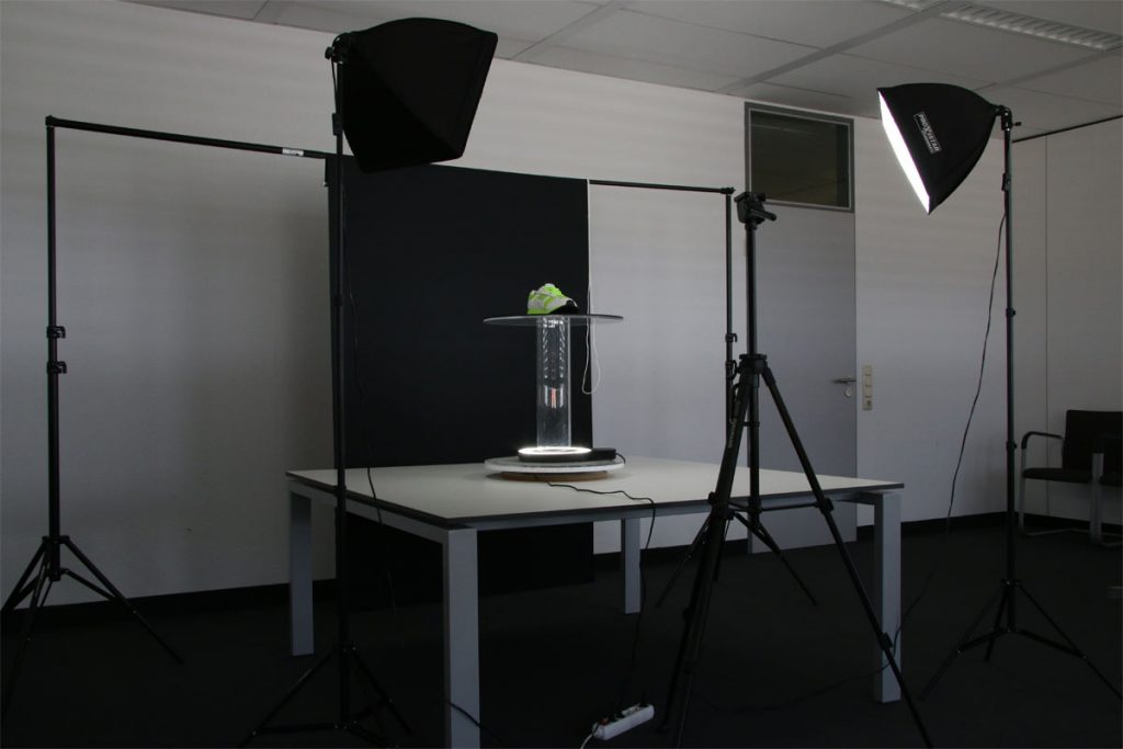 Fototisch mit Beleuchtung, Hintergrund und Aufbau während Fotoshooting eines Laufschuhs